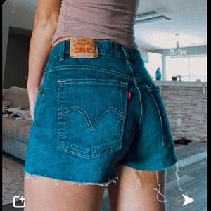 Vintage cropped Levi’s denim shorts